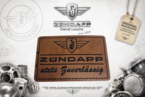 ZÜNDAPP Kunstleder-Patch „stets Zuverlässig“ Braun · 76 × 52 mm · Flügelwappen · Lasergraviert · Zum Aufbügeln